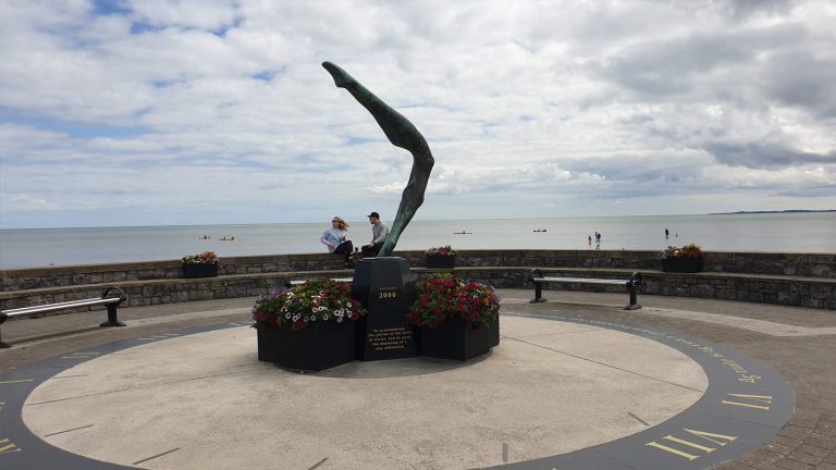 Leader sculpture coast